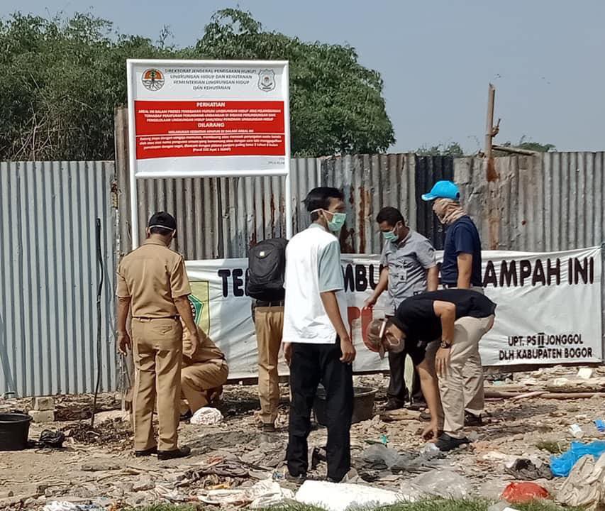 Penyidik-KLHK-Segel-Tempat-Pembuangan-Sampah-Ilegal-di-Kabupaten-Bogor-doc.penyidik-ivoox.id_