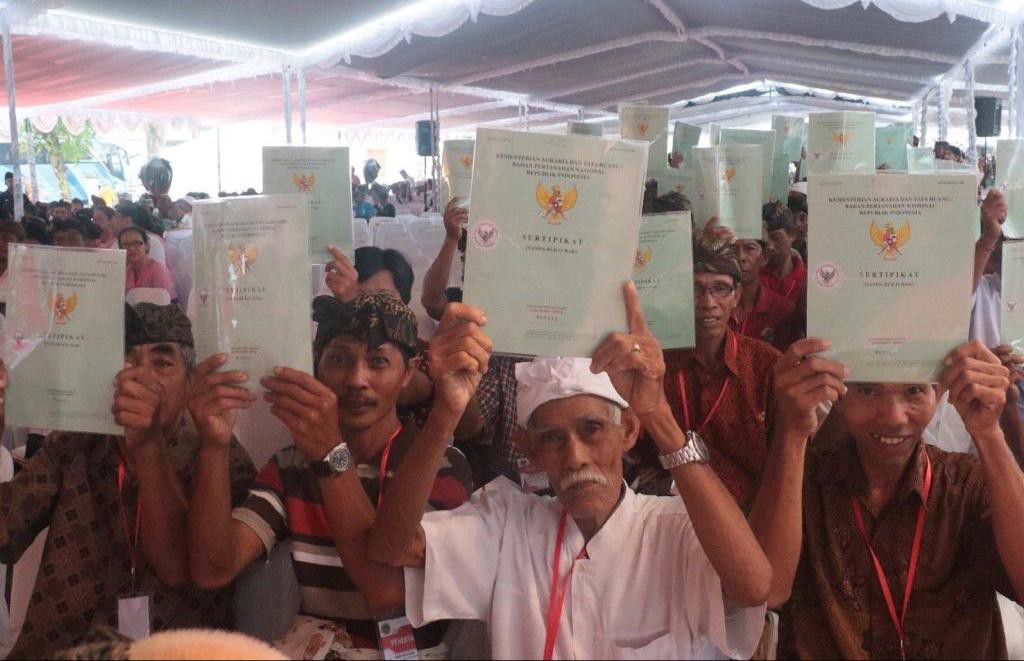 Di-Bangli-Presiden-Bagikan-Sertipikat-Tanah-Sertipikat-ivoox.id_