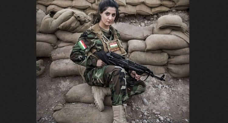 Joanna-Palani-26-perempuan-yang-bergabung-dengan-kelompok-yang-memerangi-ISIS-di-Suriah-sebagai-penembak-runduk.ALLTHATSINTERESTINGcomTWITTER