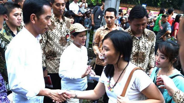 Jokowi-Bagikan-Ratusan-Paket-Sembako-di-Otista-Bogor-doc.paket-ivoox.id_