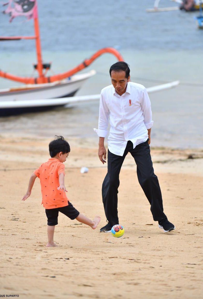 Jokowi-Main-Bola-dengan-Jan-Ethes-di-Pantai-Sanur-Bali-doc.sanur-ivoox.id_