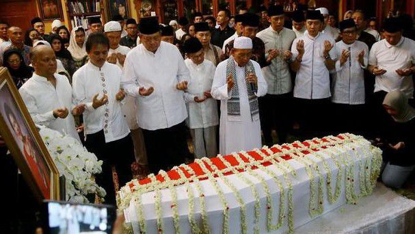 KH-Maruf-Amin-Pimpin-Salat-Jenazah-Ani-Yudhoyono-di-Cikeas-doc.pimpin-ivoox.id_