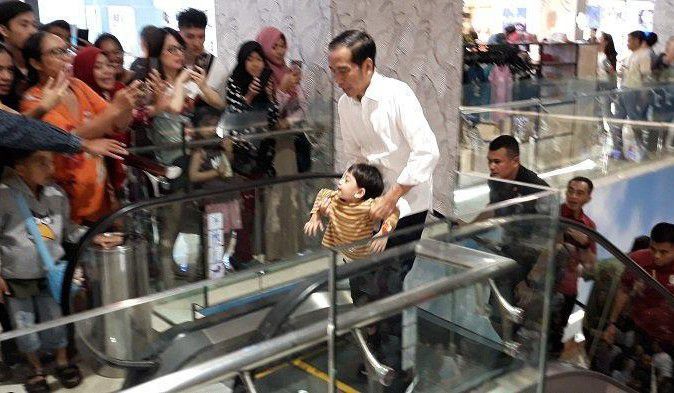Kedatangan-Jokowi-dan-Jan-Ethes-Bikin-Heboh-Pengunjung-Mal-di-Denpasar-doc.heboh-ivoox.id_