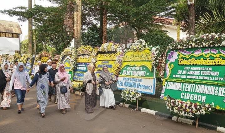 Masyarakat-Berbondong-bondong-ke-Pendopo-Cikeas-Beri-Penghormatan-Terakhir-doc.pendopo-ivoox.id_
