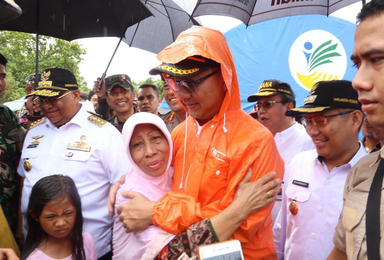Mensos-Kunjungi-Sultra-Salurkan-Bantuan-Rp37-Miliar-Untuk-Warga-Terdampak-Bencana-Banjir-di-Konawe-Utara-dan-Korban-Konflik-Sosial-diButon-doc.mensos-ivoox.id_