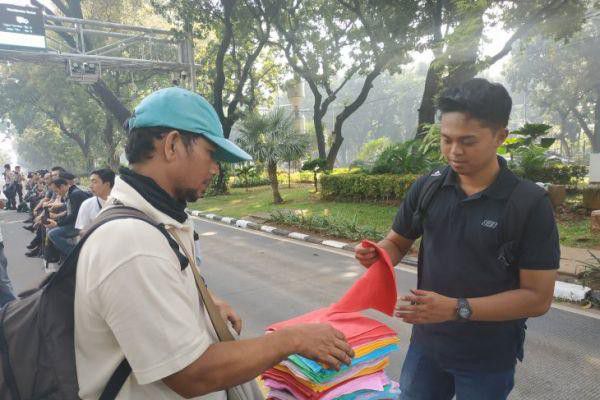 Pedagang-Handuk-di-Patung-Kuda-Panen-Rezeki-doc.PedagangHanduk-ivoox.id_