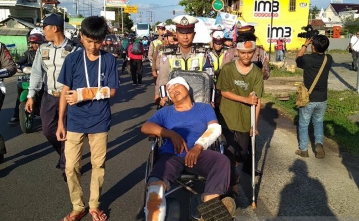 Polisi-bawa-peraga-korban