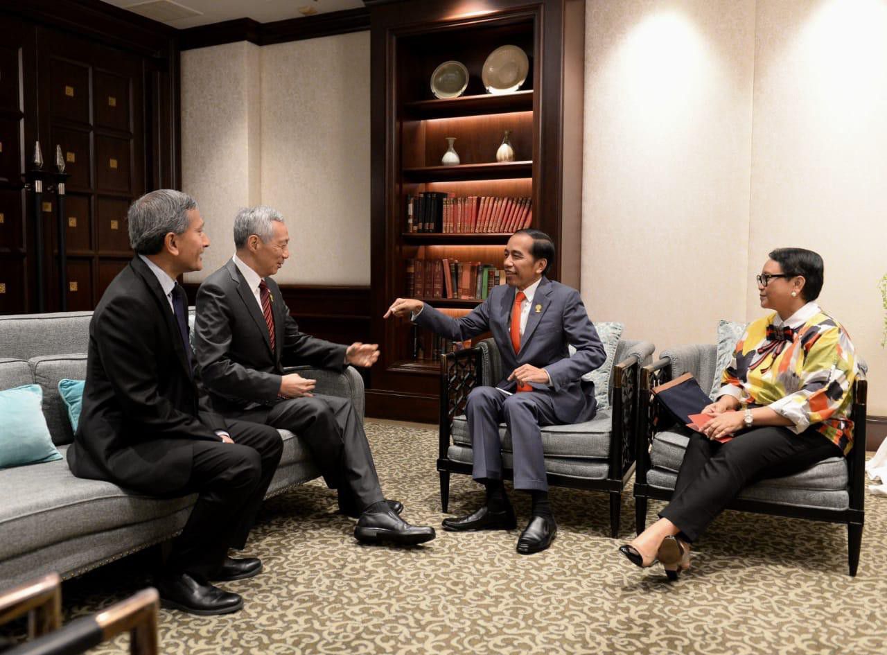 Presiden-Jokowi-Bertemu-PM-Singapura-Sebelum-Plenary-KTT-ASEAN-di-Bangkok-doc.Asean-ivoox.id_