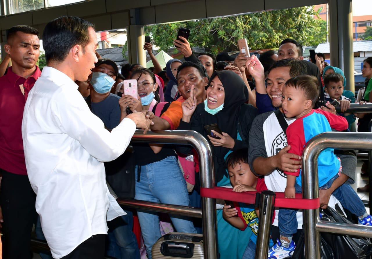 Presiden-Jokowi-Tinjau-Arus-Mudik-di-Stasiun-Pasar-Senen-doc.Jokowi-ivoox.id_