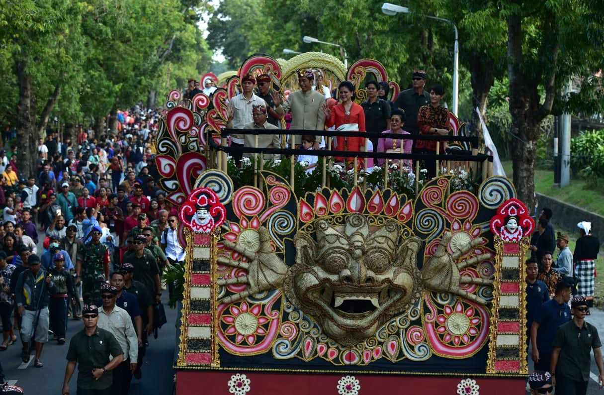Tak Hanya Membuka Acara, Presiden Jokowi Ikut Menjadi Peserta Pawai Pesta Kesenian Bali 2019