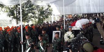 Upacara-Militer-Lepas-Jenazah-Ibu-Ani-ke-TMP-Kalibata-di-Pimpin-Ketua-DPR-RI-upacara-ivoox.id_