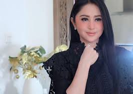 dewi perssik
