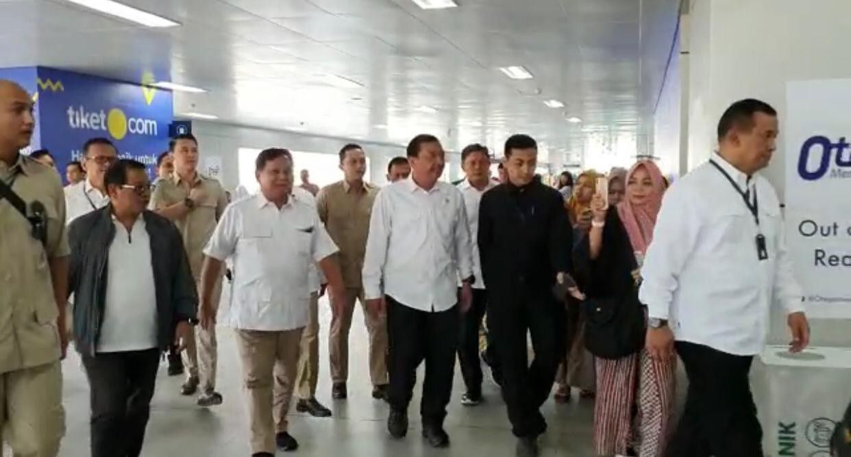 Histerisnya-Penumpang-MRT-Sambut-Jokowi-Prabowo-doc.histeris-ivoox.id_