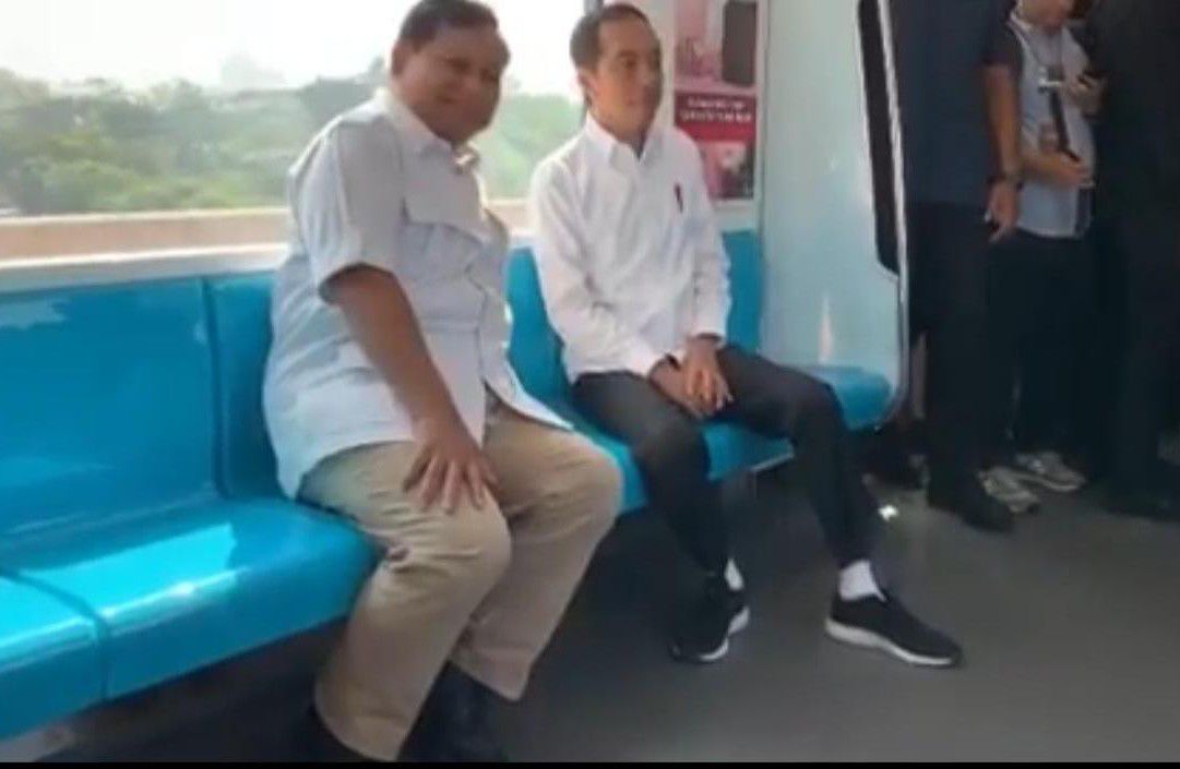 Jokowi-Berbincang-dengan-Prabowo-di-MRT-Menuju-Senayan-doc.mrt-ivoox.id_