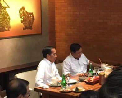 Jokowi-dan-Prabowo-Makan-Siang-Bersama-di-kedai-sate-mal-FX-Sudirman-doc.makan-siang-ivoox.id_