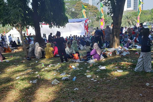 Kegiatan-Lebaran-Betawi-Menyisakan-Banyak-Sampah-di-Kawasan-Monas-doc.sampah-ivoox.id_