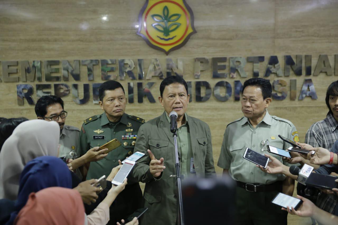Kementan-dan-TNI-Kawal-Petani-Yang-Mengalami-Dampak-Kekeringan-doc.kementan-ivoox.id_