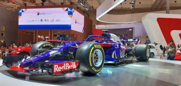 Mobil-F1-Toro-Rosso-Honda-STR14-Sita-Perhatian-Pengunjung-GIIAS-doc.mobil-F1-ivoox.id_