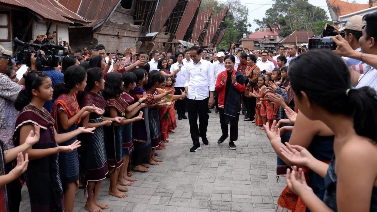 Presiden-Kunjungi-Kampung-Ulos-Hutaraja-dan-Dermaga-Jetty-Samosir-doc.Jokowi-ivoox.id_