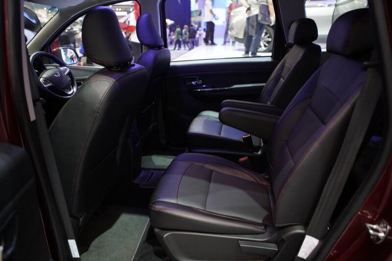 Wuling-Confero-S-interior-bernuansa-hitam-dan-jahitan-merah