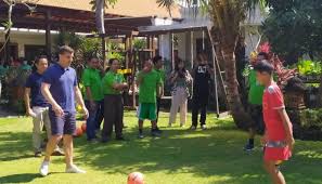 gary neville di bali