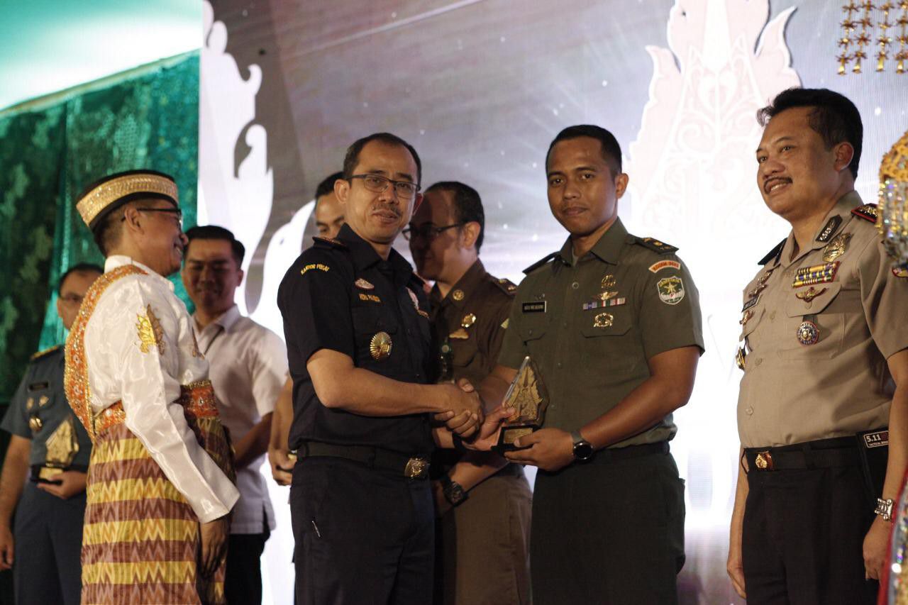 Dua-Belas-Tahun-Berkarya-Bea-Cukai-Priok-Berikan-Penghargaan-pada-Stakeholder-Terbaik-doc.berikan-penghargaan-ivoox.id_