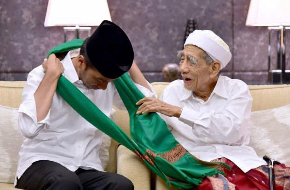 Kenangan-Jokowi-Sorban-Hijau-dan-Diimami-Mbah-Maimun-Zubair-doc.kenangan-ivoox.id_