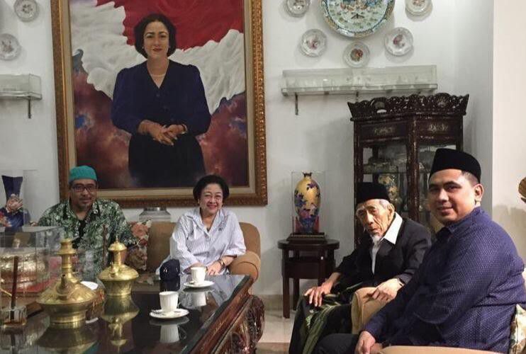 Mbah-Moen-Sebelum-Berangkat-Haji-Sempat-Temui-Megawati-doc.mbah-moen-ivoox.id_