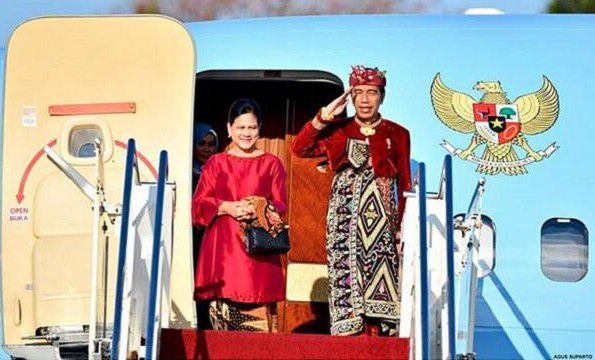 Menggunakan-Pakaian-Adat-Bali-dengan-Udeng-di-Kepala-Joko-Tiba-di-Malaysia-doc.pakaian-adat-bali-ivoox.id_