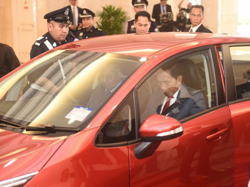Momen-Jokowi-dengan-Mahatir-Dari-Disopiri-untuk-Santap-Siang-hingga-Jumatan-Bareng-doc.momen-ivoox.id_