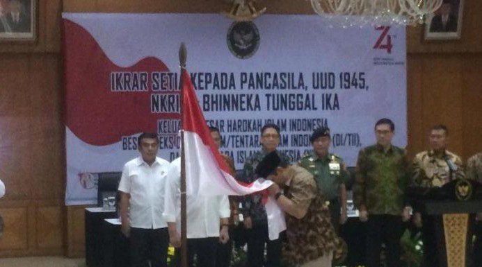 Peluk-Hangat-Wiranto-Untuk-Eks-DITII-dan-NII-yang-Kembali-Berikrar-Kembali-ke-NKRI-doc.berikrar-kembali-ke-nkri-ivoox.id_