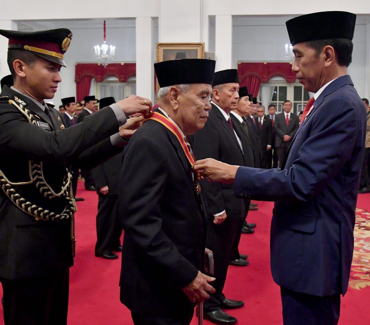 Presiden-Jokowi-Anugerahkan-Tanda-Kehormatan-bagi-29-Tokoh-doc.anugrahkan-ivoox.id_