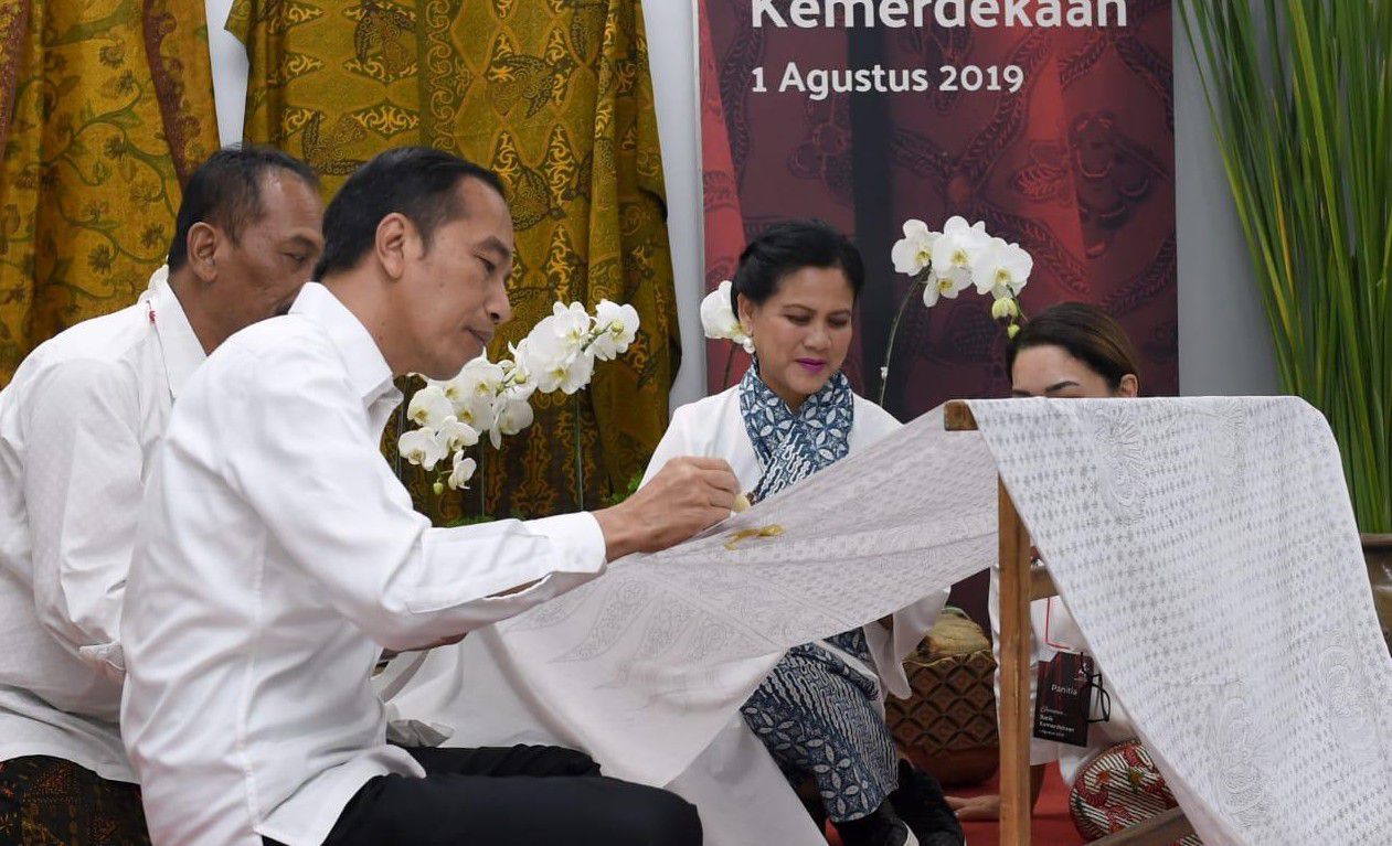 Presiden-Jokowi-dan-Ibu-Negara-Membatik-Garuda-Nusantara-doc.jokowi-ibu-negars-ivoox.id_