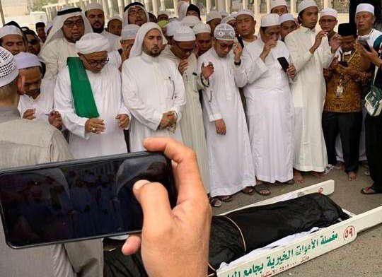 Rizieq-Shihab-Pimpin-Doa-di-Pemakaman-Mbah-Moen-doc.rizieq-shihap-ivoox.id_