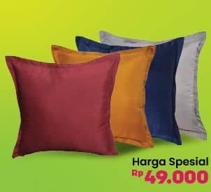 Promo Harga Aneka Bantal Sofa  - COURTS