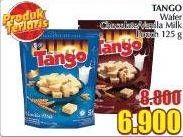 Promo Harga TANGO Wafer Chocolate, Vanilla Milk 125 gr - Giant