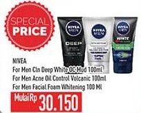 Promo Harga NIVEA MEN Facial Foam Extra White Dark Spot, Acne Oil Control, Acne Control Brightening 100 ml - Hypermart