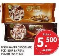 Promo Harga NISSIN Wafers Chocolate, Cream Peanut 125 gr - Superindo