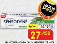 Promo Harga SENSODYNE Pasta Gigi Herbal 100 gr - Superindo