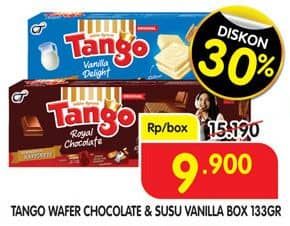 Promo Harga Tango Wafer Chocolate, Vanilla Milk 133 gr - Superindo