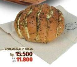 Promo Harga Korean Garlic Cream Cheese Bread  - LotteMart