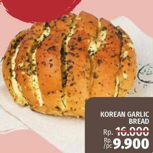 Promo Harga Korean Garlic Cream Cheese Bread  - LotteMart