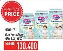 Promo Harga Merries Pants Skin Protection L44, M50, XL42 42 pcs - Hypermart