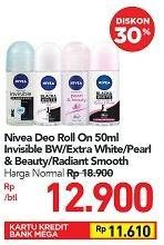 Promo Harga NIVEA Deo Roll On Black White Invisible Clear, Extra Whitening, Pearl Beauty, Black White Invisible Radiant Smooth 50 ml - Carrefour