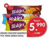 Promo Harga BISKIES Sandwich Biscuit All Variants 108 gr - Superindo