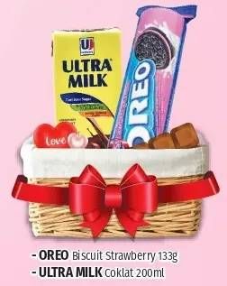 Promo Harga OREO Biscuit Strawberry 133g + ULTRA MILK Coklat 200ml  - Lotte Grosir