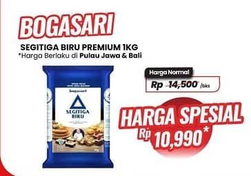 Promo Harga Bogasari Tepung Terigu Segitiga Biru Premium 1000 gr - Carrefour