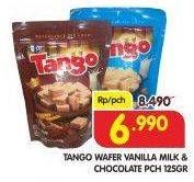 Promo Harga TANGO Wafer Chocolate, Vanilla Milk 125 gr - Superindo