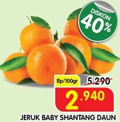 Promo Harga Jeruk Baby Shantang Daun per 100 gr - Superindo