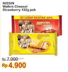 Promo Harga NISSIN Wafers Cheese, Strawberry 132 gr - Indomaret